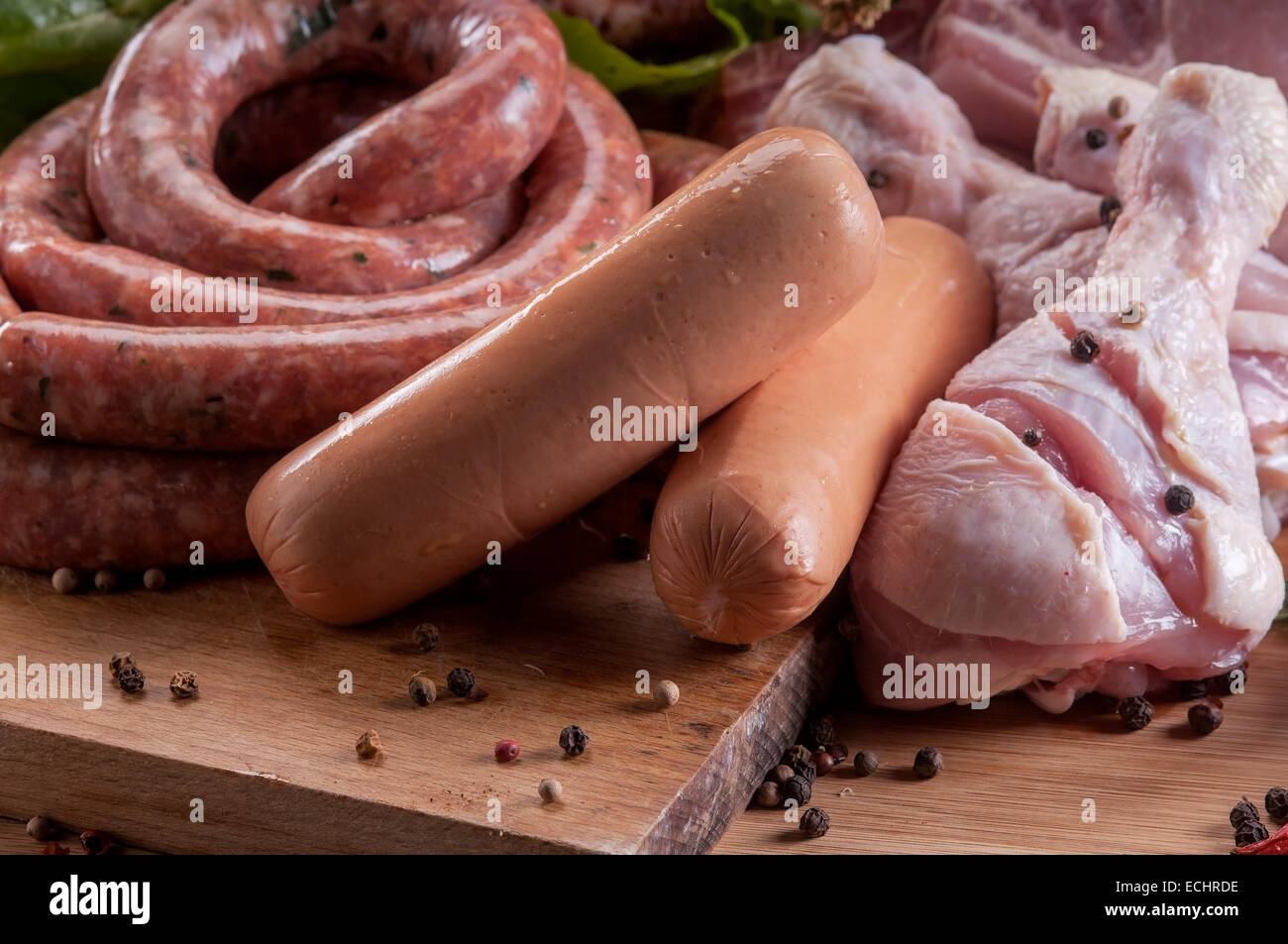 Carne cruda mix: pollame, salsicce, carne di maiale Foto Stock