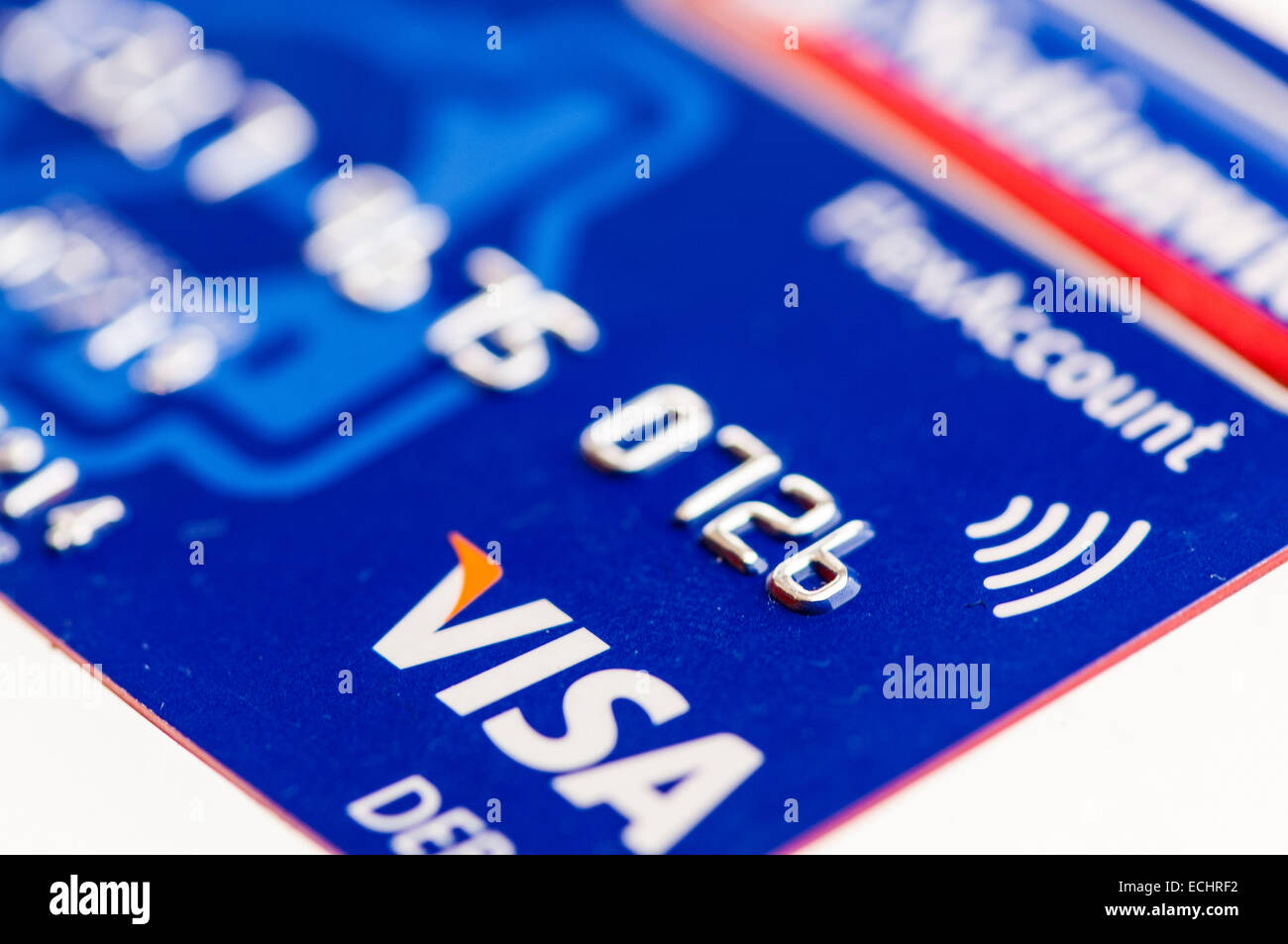 Una Visa Debit Card con un logo per il pagamento senza contatto. Foto Stock