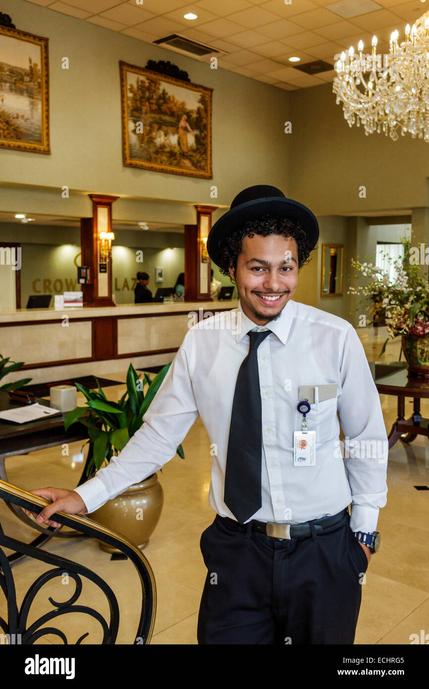 Saint St. Louis Missouri,Clayton,Crowne Plaza,hotel,catena,azienda globale,lobby,interno,fattorino,dipendenti lavoratori dipendenti personale di lavoro,Black man Foto Stock