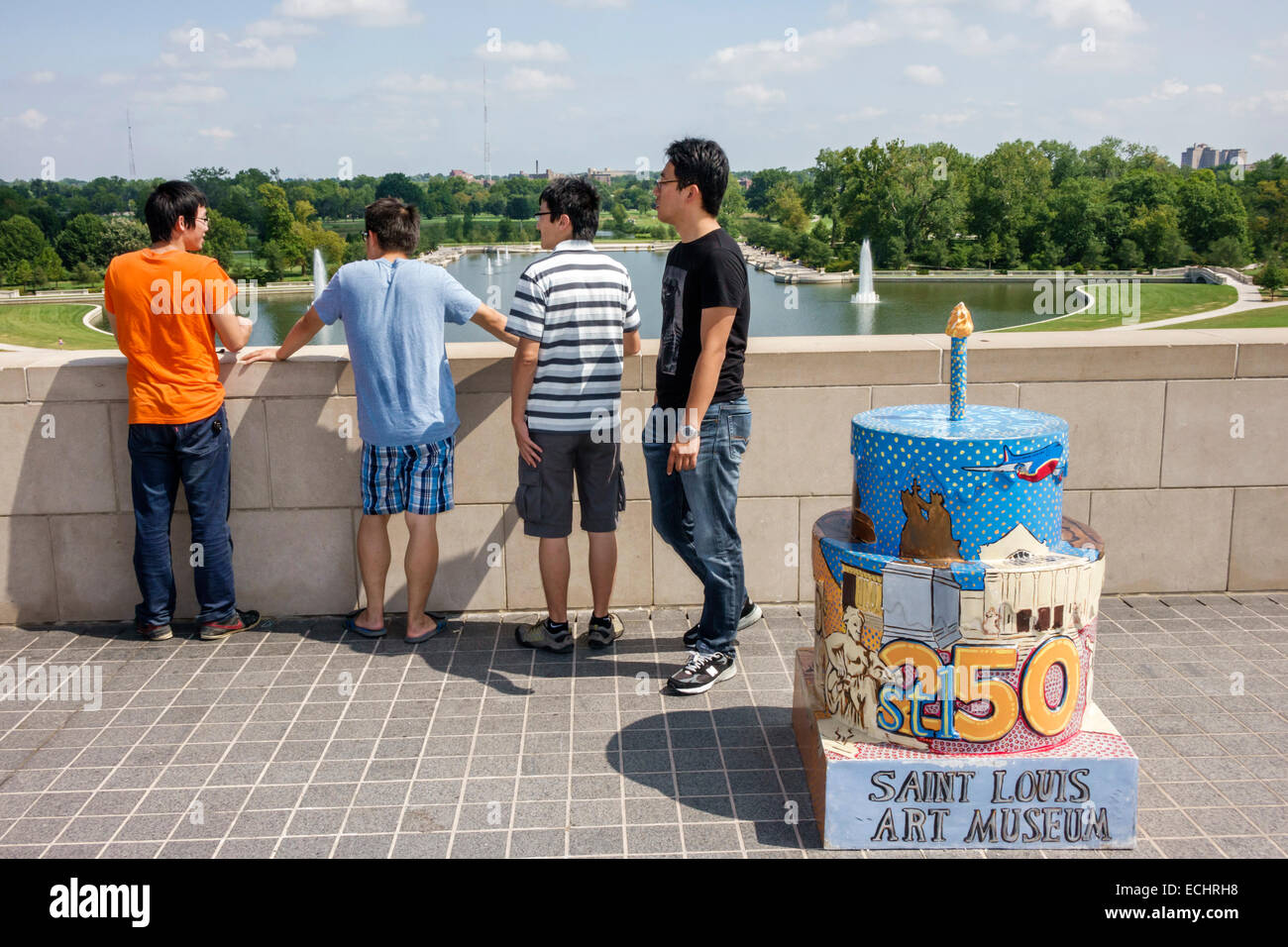 Saint St. Louis Missouri, Forest Park, parco pubblico urbano, Art Hill, Emerson Grand Basin, fontana, paesaggio, alberi, vista, muro, scultura torta, 250 anniversari Foto Stock