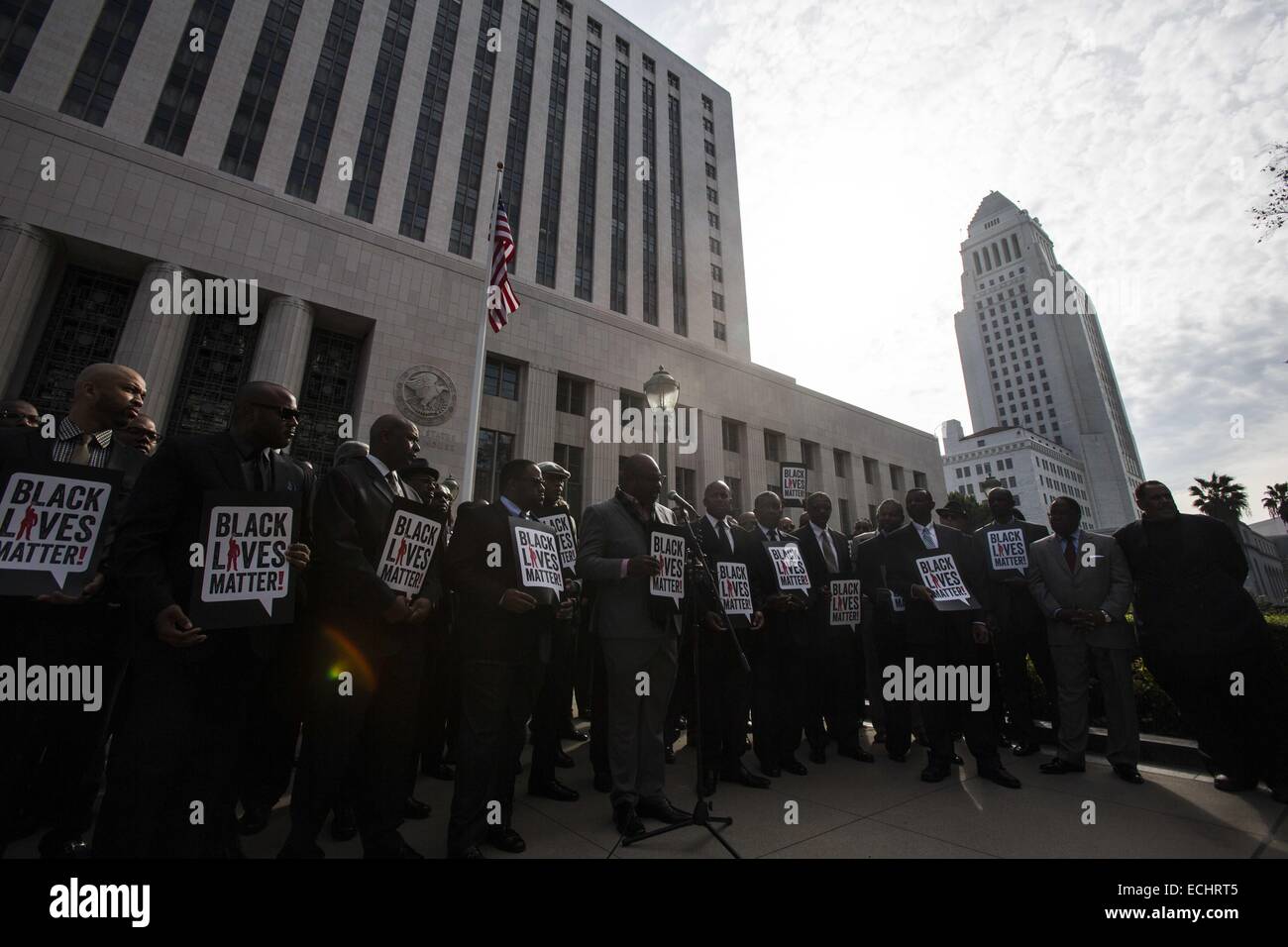 Los Angeles, California, USA. 15 dic 2014. African American professionisti tenere una veglia silenziosa, noto come ''Suits nella solidarietà'', per mostrare il loro sostegno per Eric Garner e altre vittime della brutalità delle forze di polizia al di fuori degli STATI UNITI Federal Courthouse il lunedì 15 dicembre, 2014 a Los Angeles in California. Credito: Ringo Chiu/ZUMA filo/Alamy Live News Foto Stock