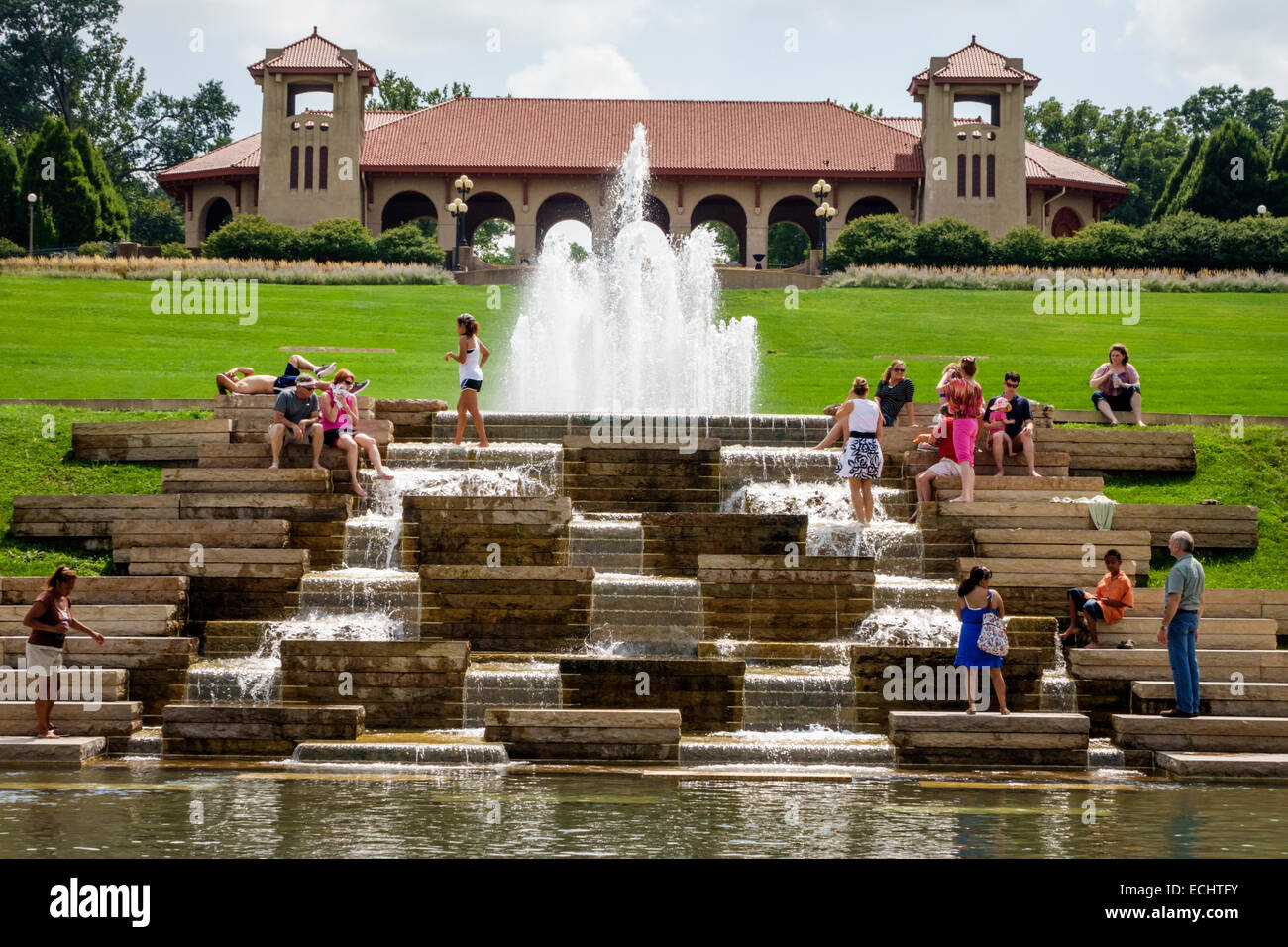 Missouri St. Louis Forest Park Government Hill, World's Fair Pavilion fontana cascata acqua, gente uomo uomini maschio, donna donne donne bambini chil Foto Stock