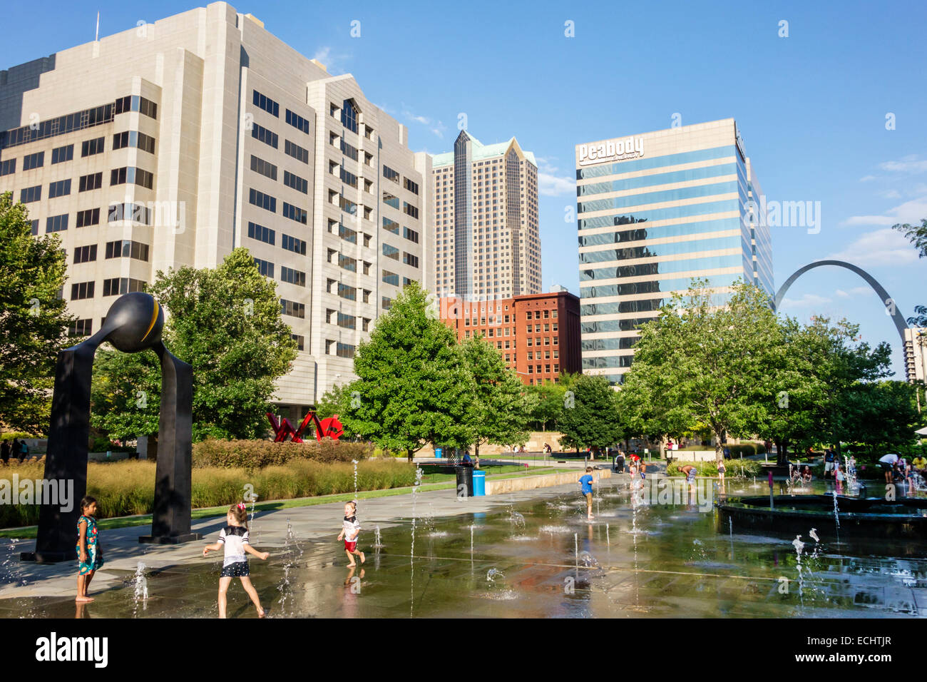 Saint St. Louis, Missouri, Market Street, St Louis Gateway Mall, Gateway Arch, Peabody Energy, edificio di uffici, skyline, Citygarden, parco urbano, scultura gard Foto Stock
