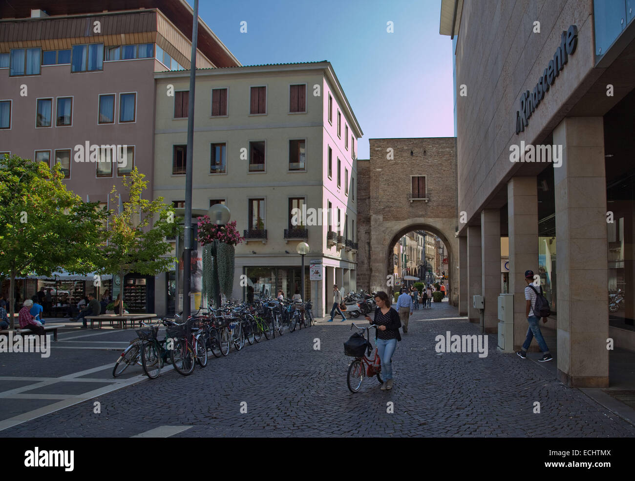 Padova, nella provincia italiana di Venezia,vale sempre la pena di una visita che ha entrambi gli esempi di antichi e moderni edifici che Foto Stock