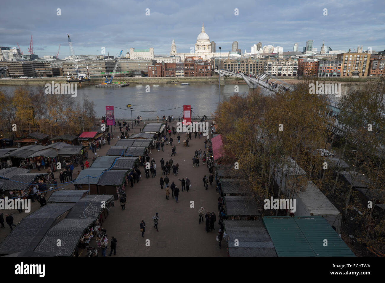 Vista aerea del Mercatino di Natale a Londra la Tate Modern Gallery con la Cattedrale di St Paul e il fiume Tamigi in background Foto Stock