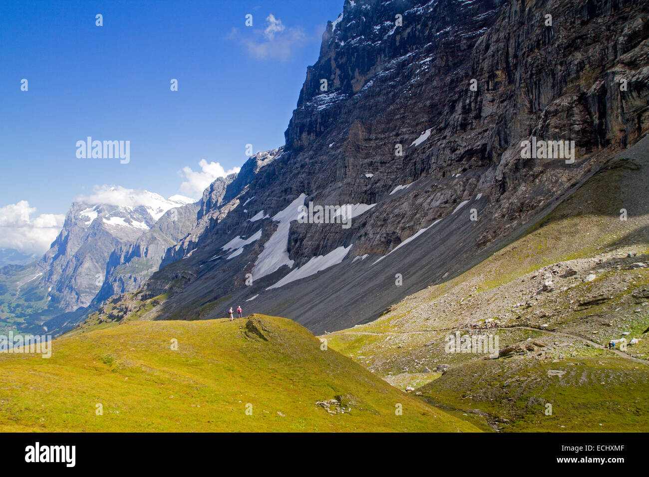 Gli escursionisti sulla Eiger Trail, che corre lungo la base dell'Eiger North Face Foto Stock