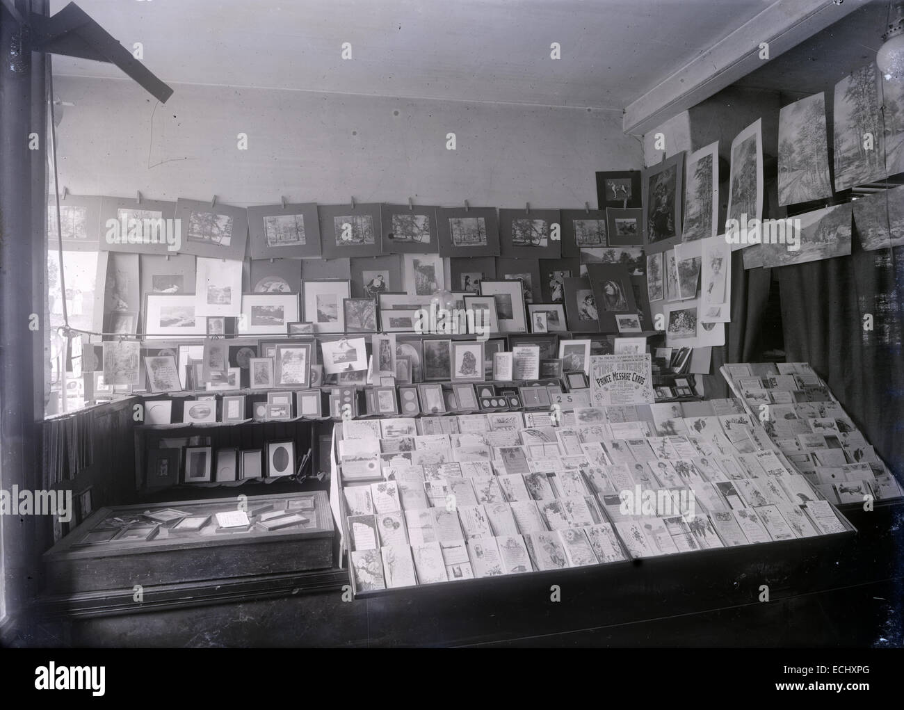 Antique 1915 fotografia, Henry A. Stanley's store, 7 Verde San, Jamaica Plain, Boston, Massachusetts, USA. Un piccolo segno per il principe schede Messaggio visibile sopra il display. Foto Stock