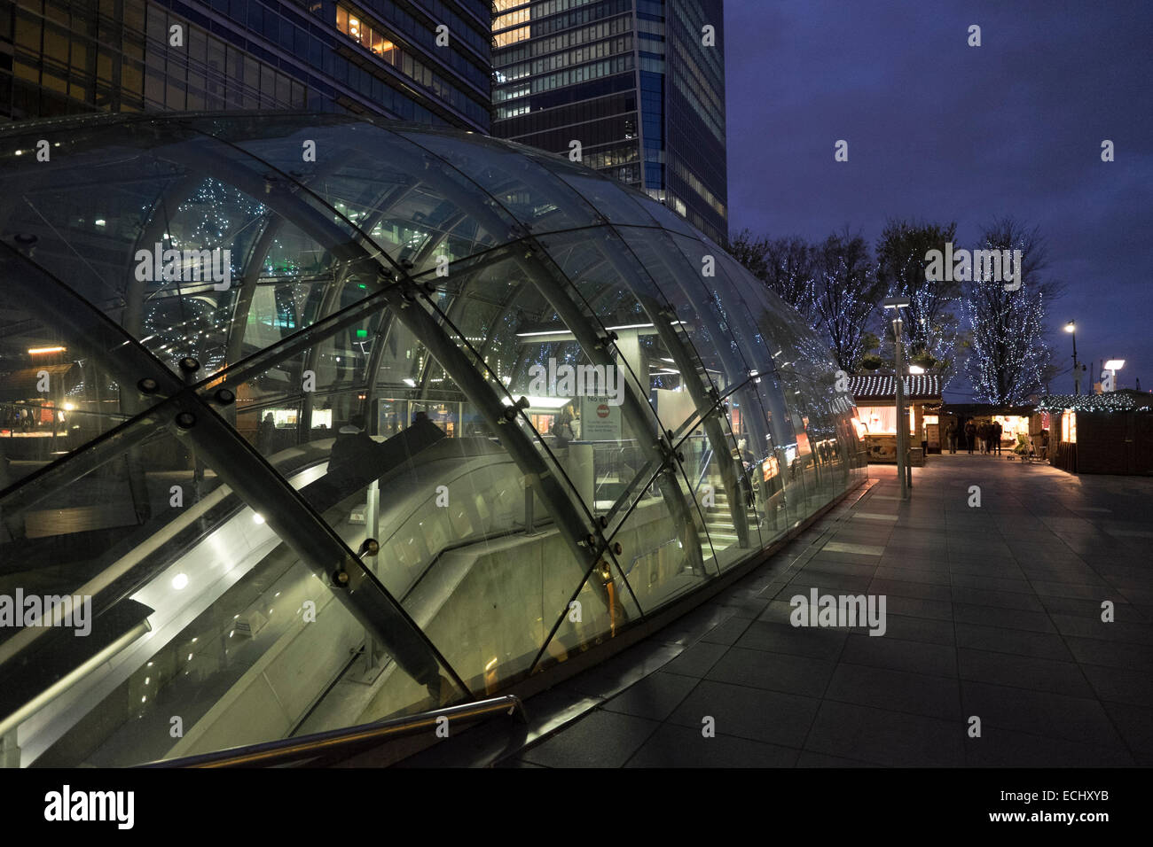 La stazione metropolitana di Canary Wharf e di notte Foto Stock