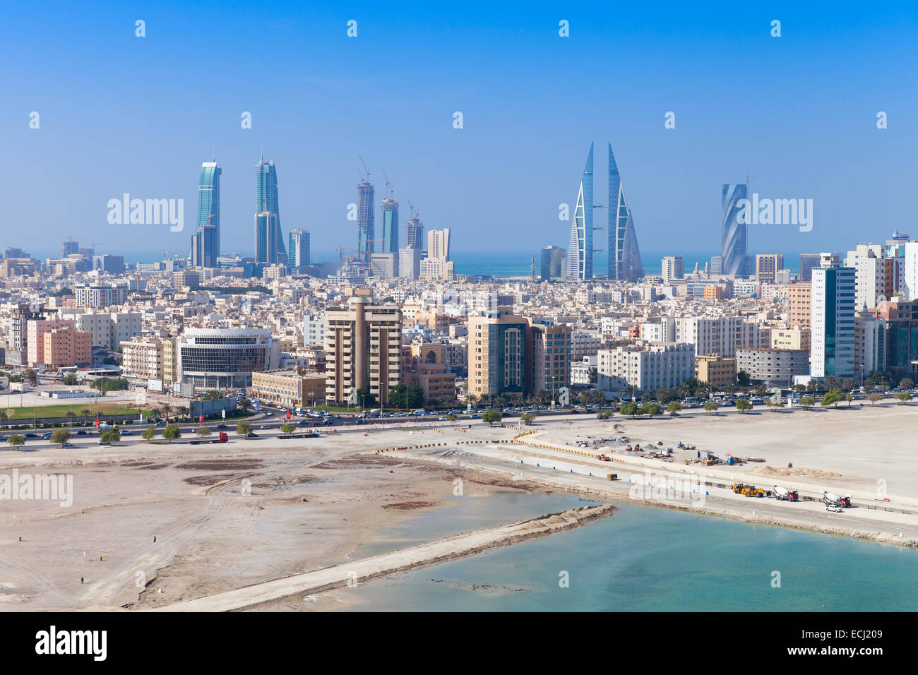 Bird view di Manama City, in Bahrain. Skyline con moderni grattacieli permanente sulla costa del Golfo Persico Foto Stock