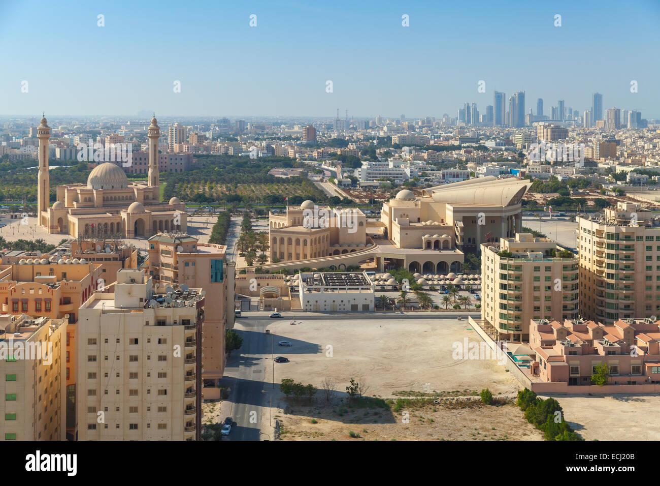 Bird view di Manama City, in Bahrain. Skyline con vecchi e moderni edifici all'orizzonte Foto Stock