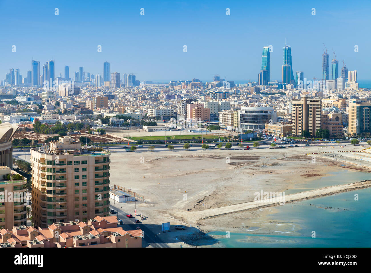 Bird view di Manama City, in Bahrain. Skyline con moderni grattacieli permanente sulla costa del Golfo Persico Foto Stock