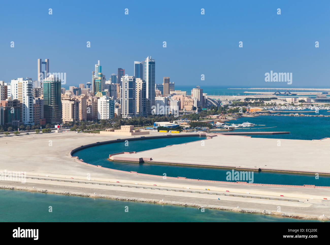 Bird view di Manama City, in Bahrain. Skyline con moderni grattacieli permanente sulla costa del Golfo Persico Foto Stock