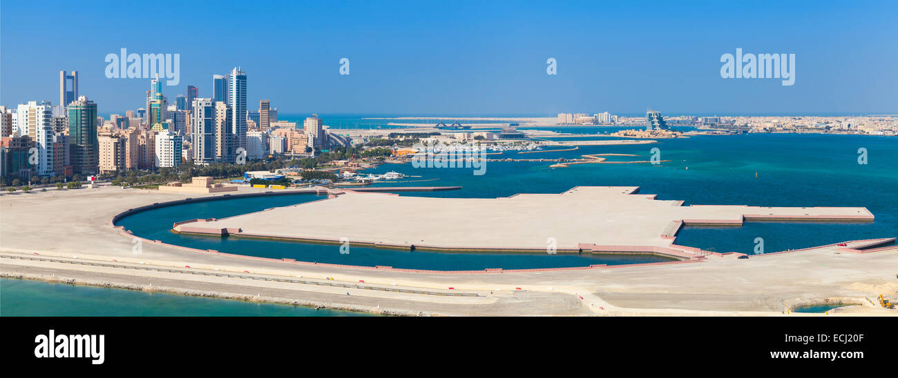 Bird view panorama di Manama City, in Bahrain. Skyline con moderni grattacieli permanente sulla costa del Golfo Persico Foto Stock