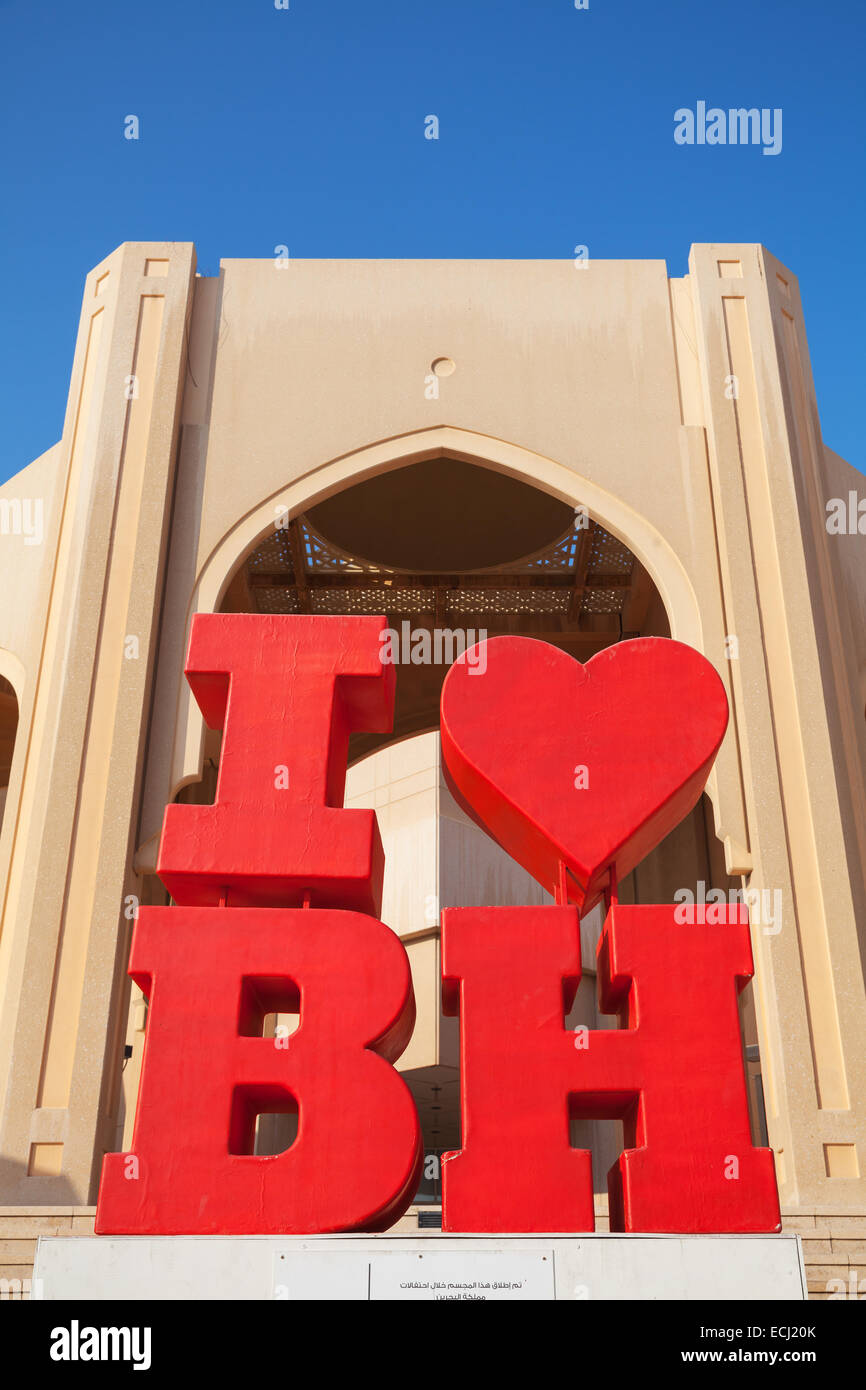 Manama, Bahrain - 21 Novembre 2014: red label turistico con testo io amo il Bahrain sorge sulla strada di Manama Foto Stock