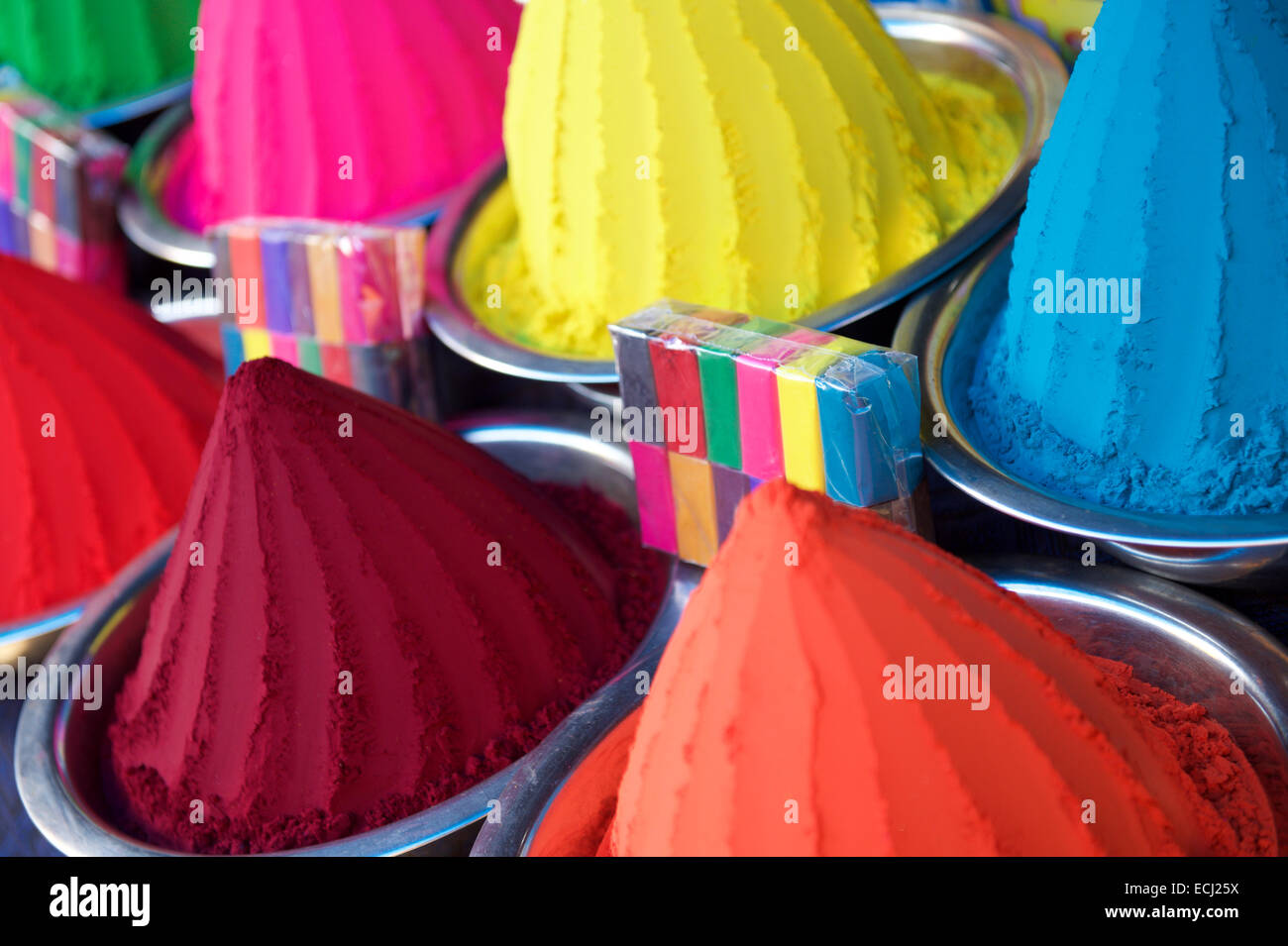 Pali colorati di bindi indiano di colorante in polvere al mercato all'aperto di Mysore, India blu, giallo, verde, rosa e viola Foto Stock
