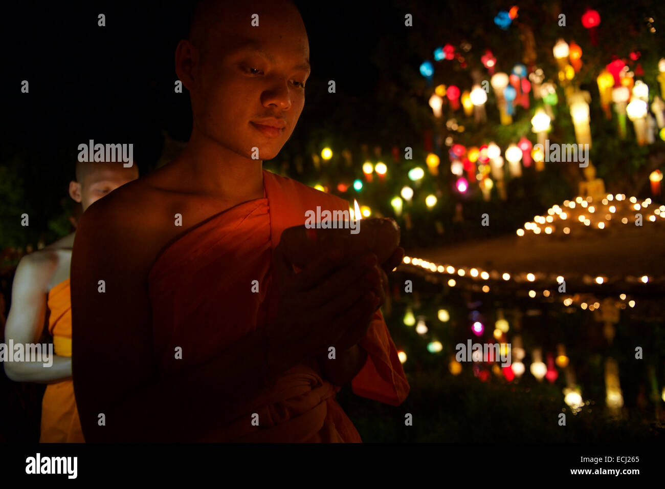 CHIANG MAI, Thailandia - 6 Novembre 2014: giovani monaci buddisti immettere una Loi krathong cerimonia al Wat Pan Tao tempio. Foto Stock