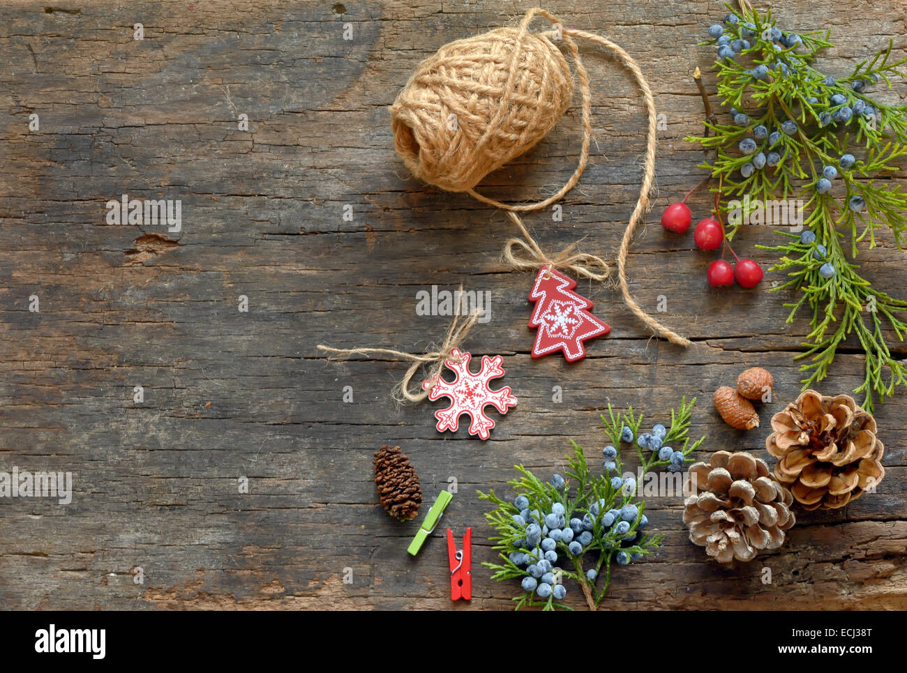 Decorazione di natale su sfondo di legno Foto Stock