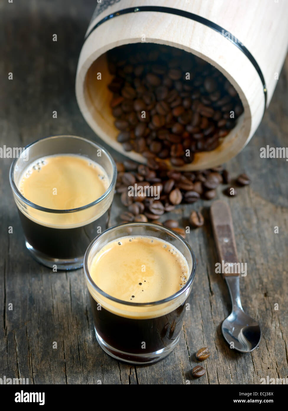 Hot tazze da caffè con i chicchi di caffè su sfondo di legno Foto Stock
