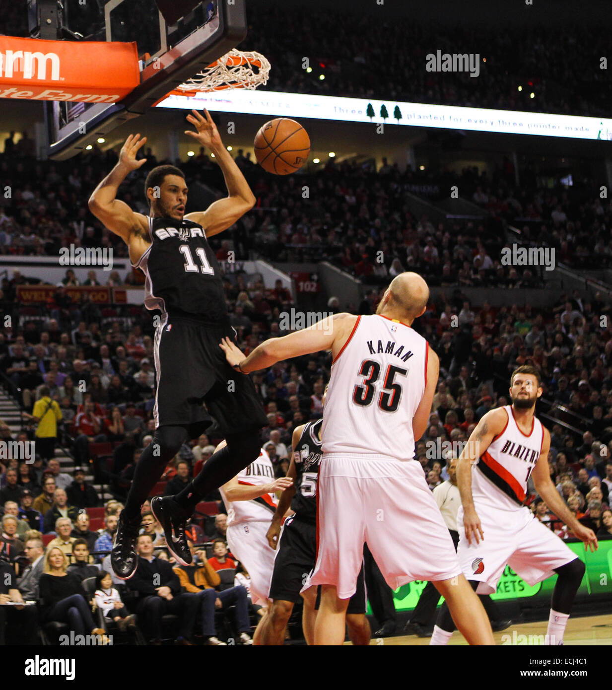 Portland, Oregon, Stati Uniti d'America. Il 15 dicembre, 2014. JEFF AYRES (11) schiacciate la palla. Il Portland Trail Blazers gioca il San Antonio Spurs presso il Centro Moda su dicembre 15, 2014. Credito: David Blair/ZUMA filo/Alamy Live News Foto Stock