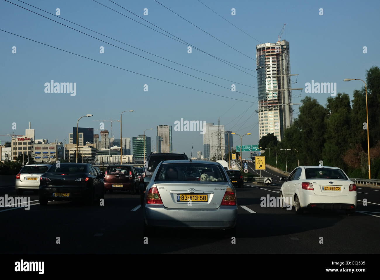 Nel pomeriggio la guida del traffico verso nord in Tel Aviv sulla superstrada Ayalon Foto Stock