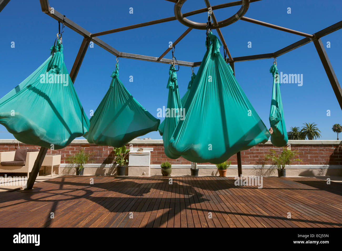 Un gruppo di antenna esegue lo yoga. Foto Stock
