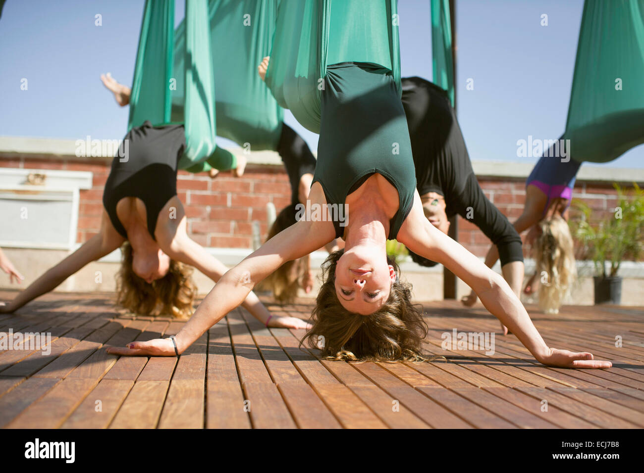 Un gruppo di antenna esegue lo yoga. Foto Stock