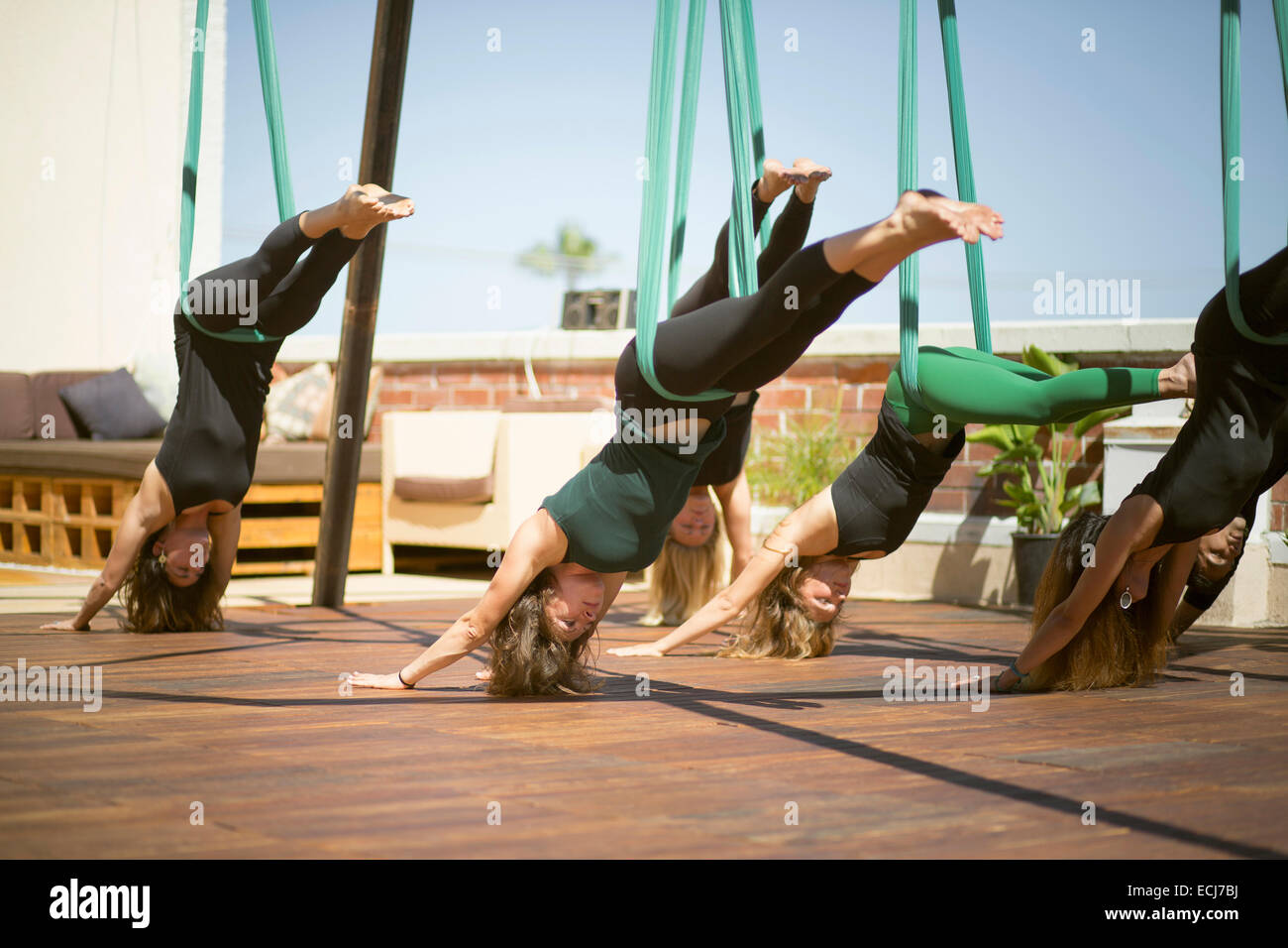 Un gruppo di antenna esegue lo yoga. Foto Stock