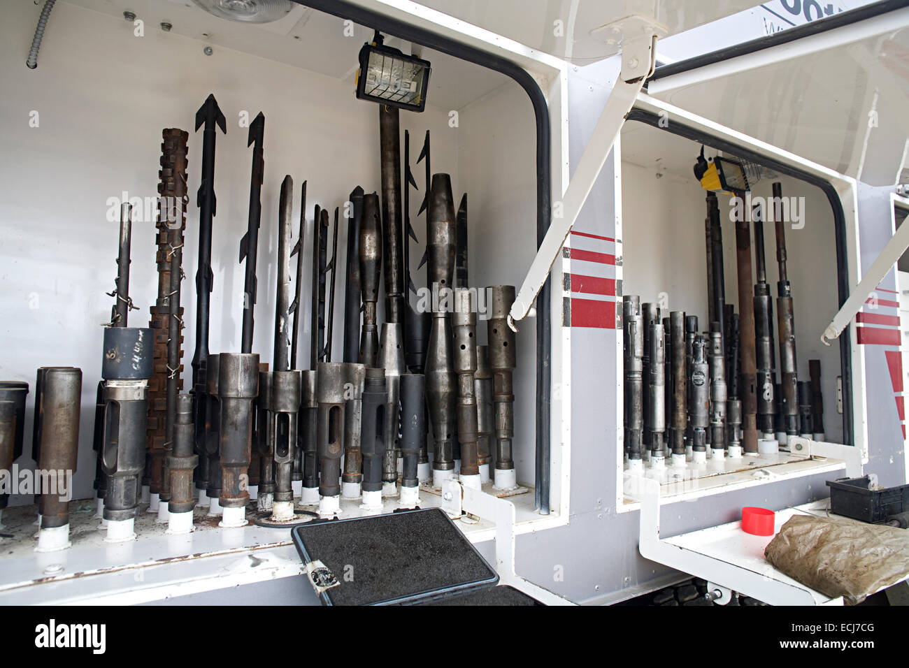 Una varietà di strumenti organizzati nel lato di un carrello wireline. Foto Stock