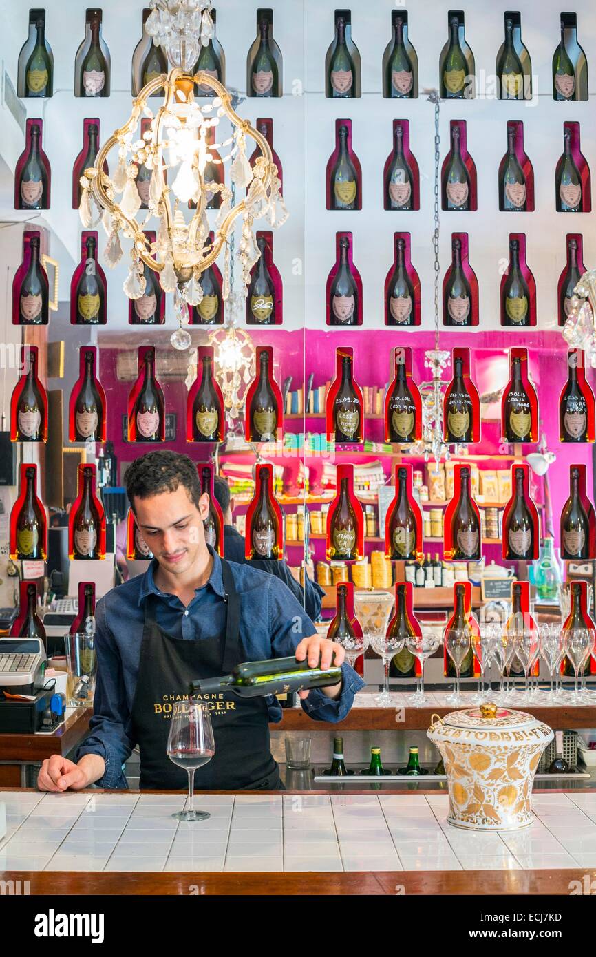 L'Italia, Emilia Romagna, Bologna, Via Rialto, Marco Fadiga Bistrot ristorante e bar con bottiglie di Dom Perignon Foto Stock