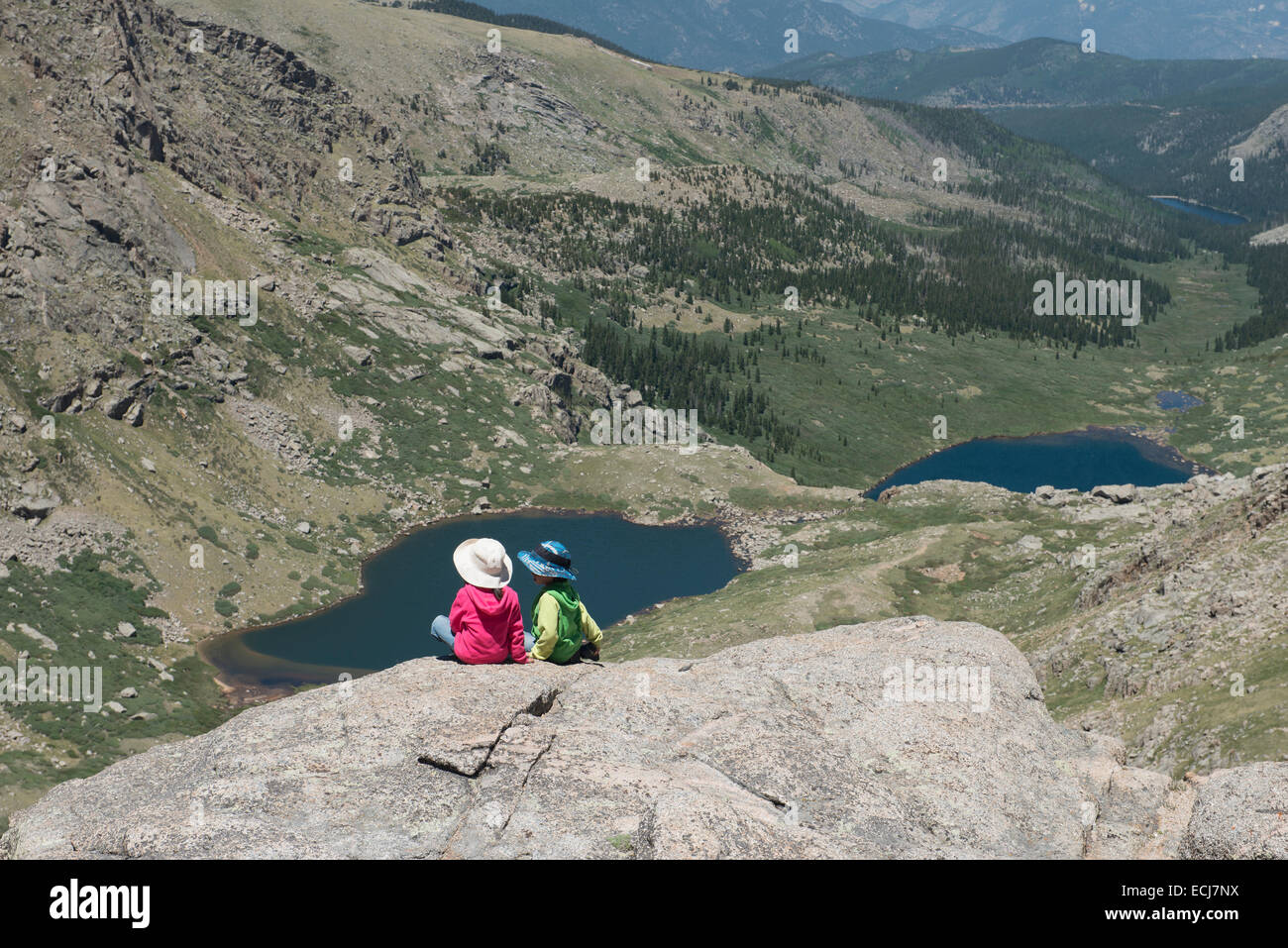 Boy-girl gemelli sedersi su un si affacciano su 14.000 piedi di Mount Evans. Foto Stock