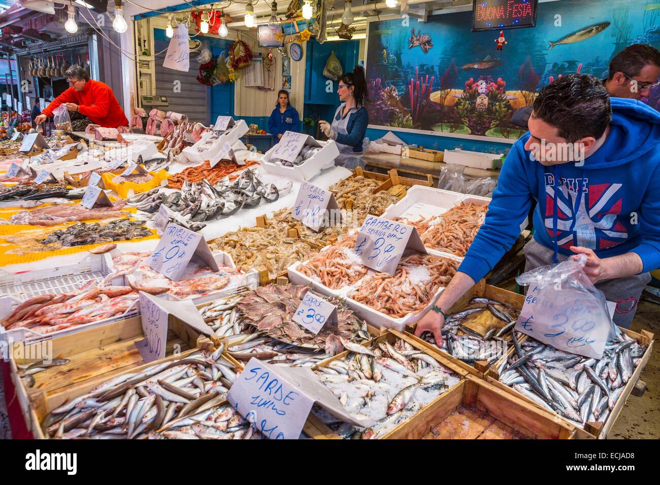 L'Italia, sicilia, Palermo, mercato Ballaro, i venditori di pesci e crostacei Foto Stock