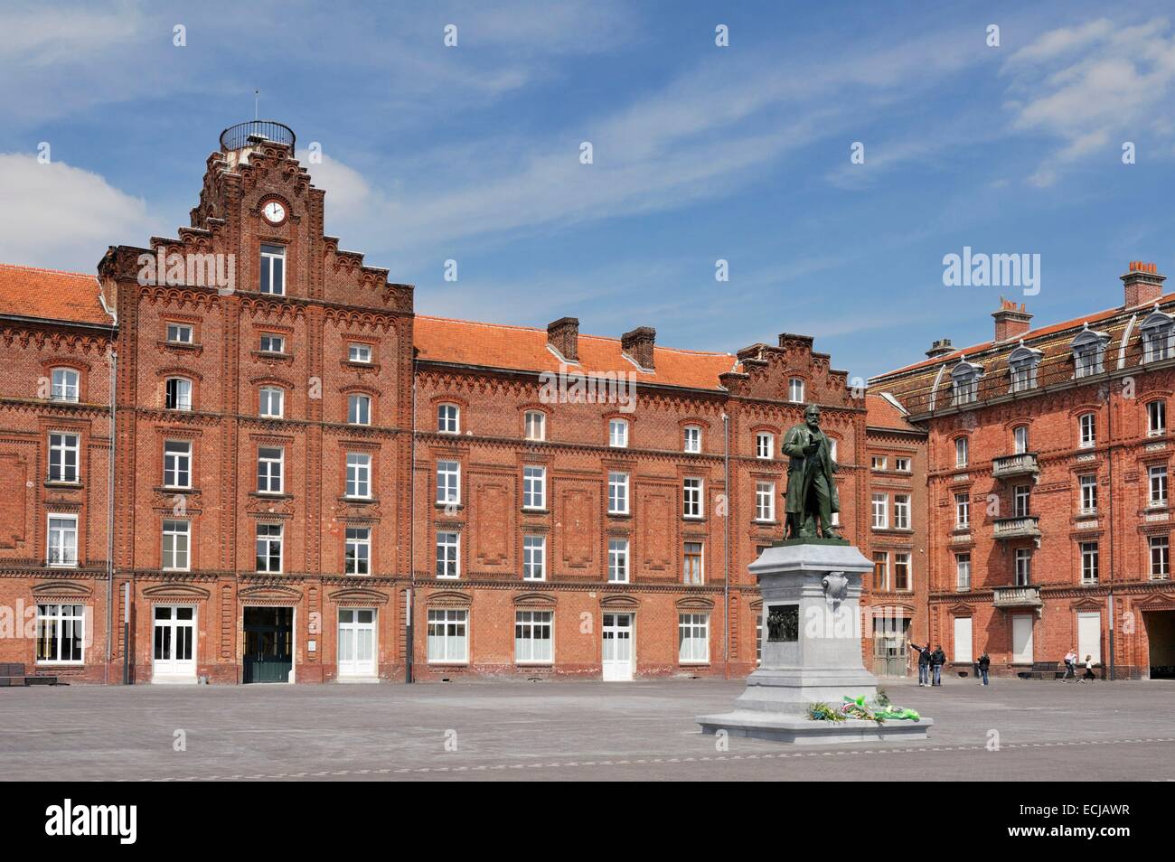 Francia, Aisne, veste, Familistere, padiglione centrale del palazzo sociale con la statua del suo fondatore Jean Baptiste Andre Godin creatore della società di stufe e caminetti in ghisa Godin Foto Stock