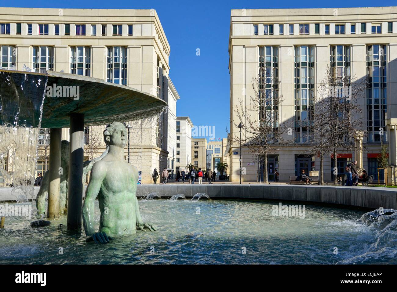 Francia, Herault, Montpellier, quartiere Antigone concepito dall'architetto Catalano Ricardo Bofill, sezione aurea place, scultura che rappresenta un uomo di busto nel mezzo di una fontana Foto Stock