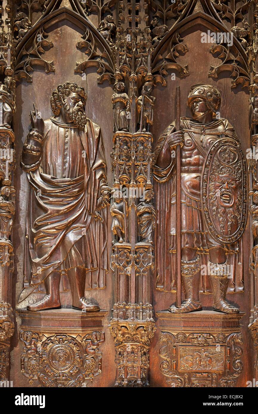Francia, GERS, AUCH, Cattedrale di Santa Maria, stop sul modo di Saint Jacques de Compostelle elencati come patrimonio mondiale dall' UNESCO, dettaglio di stallo in massello di rovere Foto Stock