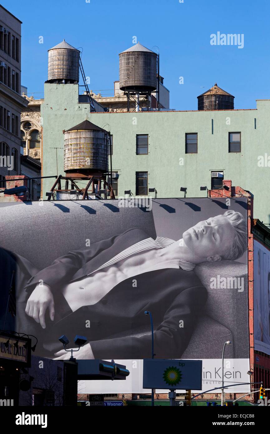Stati Uniti d'America, New York, Manhattan Soho, parete pubblicità e vasche di acqua sui tetti degli edifici Foto Stock
