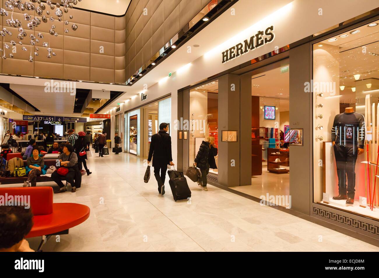 Francia, Val d'Oise, Roissy-en-France, a Roissy Charles De Gaulle airport duty free Foto Stock