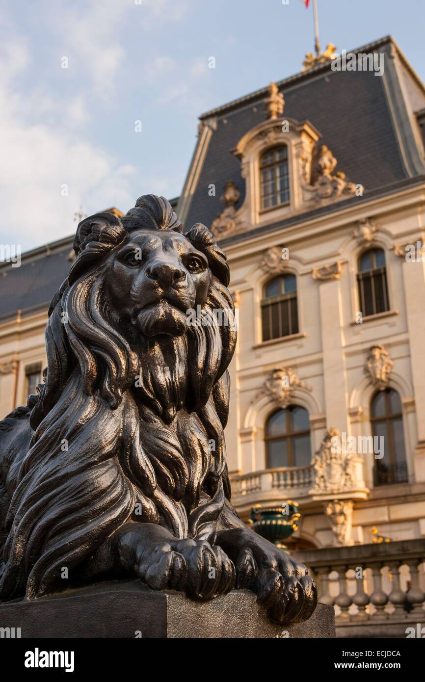 In Polonia, in Slesia Regione, Pszczyna, il museo del castello costruito nel XV secolo in stile gotico, lion statua di fronte alla facciata nord Foto Stock