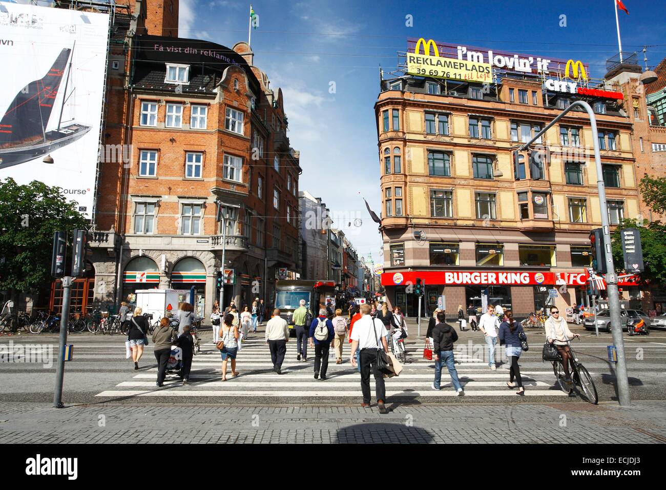Danimarca, capitale (Hovedstaden), Copenhagen, Frederiksberggade street, di fronte al municipio (K°benhavns Rσdhus) Foto Stock
