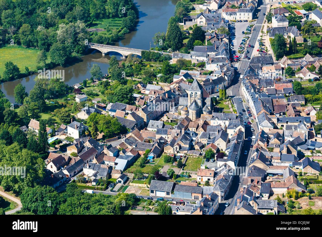 Francia, Sarthe, Bazouges sur le Loir, il villaggio vicino al fiume Loir (vista aerea) Foto Stock