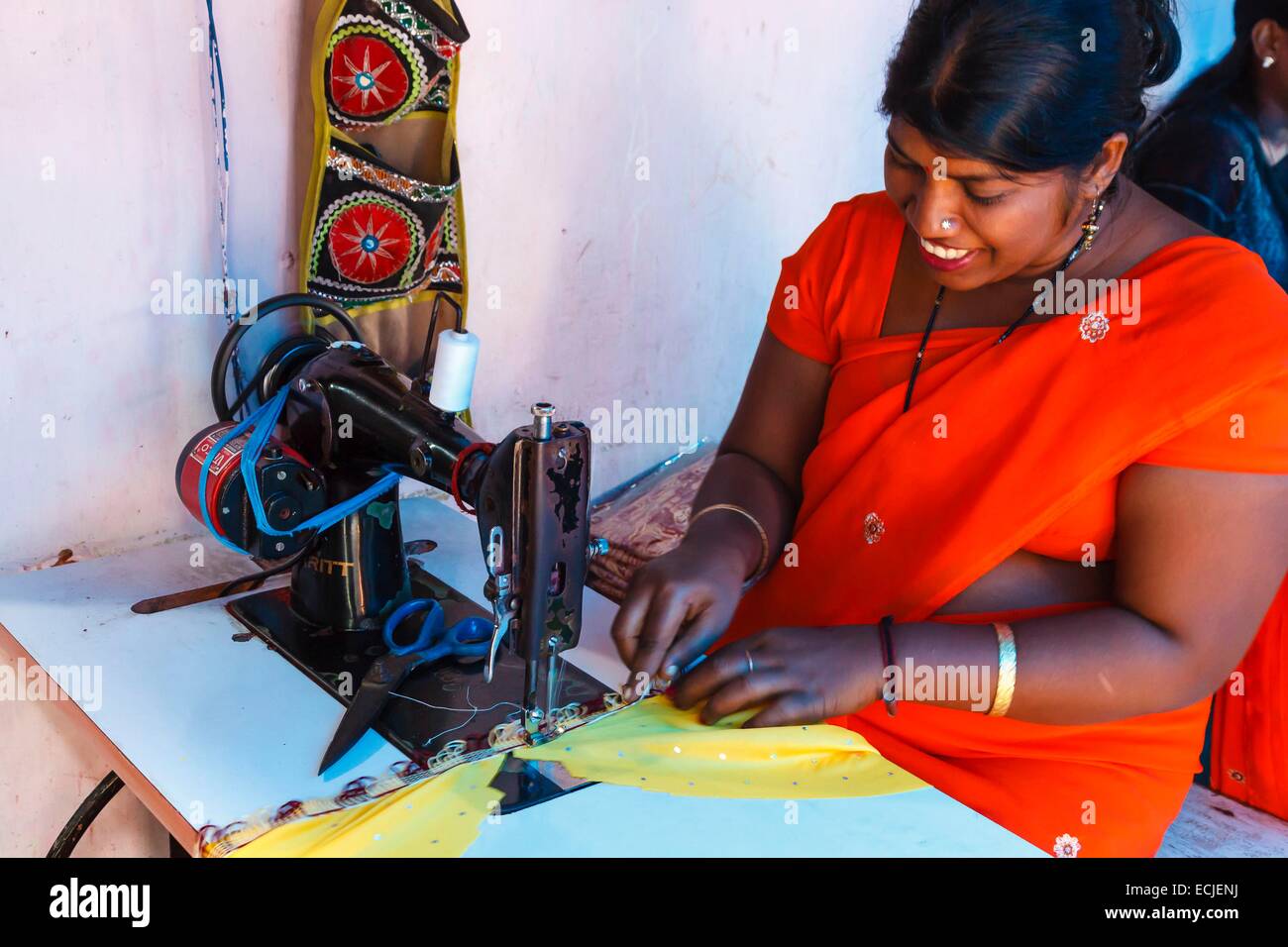 India, Odisha, Pipili, applique craft Donna al lavoro Foto Stock