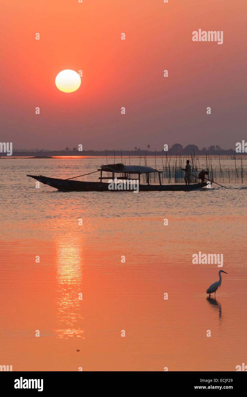 India, Odisha, Satapada, tramonto sulla laguna Chilika, barca e garzetta Foto Stock