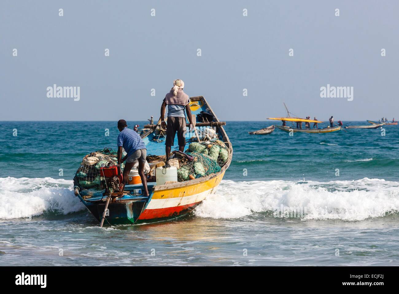India, Odisha, Gopalpur, pescatori nella loro barca Foto Stock