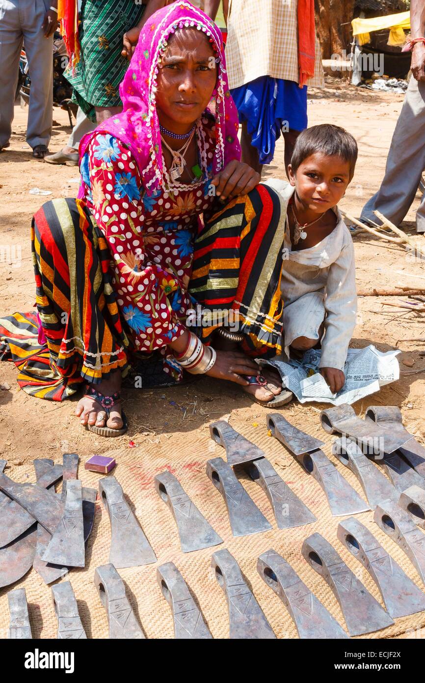 India, Odisha, Dumuriput, banjara (lambadi) familiari strumenti per la vendita al mercato Foto Stock