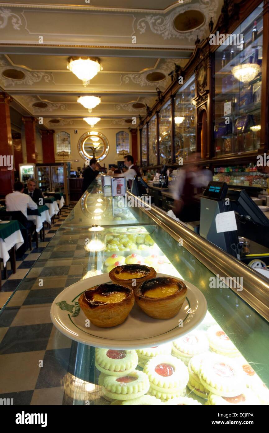 Il Portogallo, Lisbona, Pastelaria Versailles, Pasteis de nata (crema pasticcera crostate), una specialità locale Foto Stock