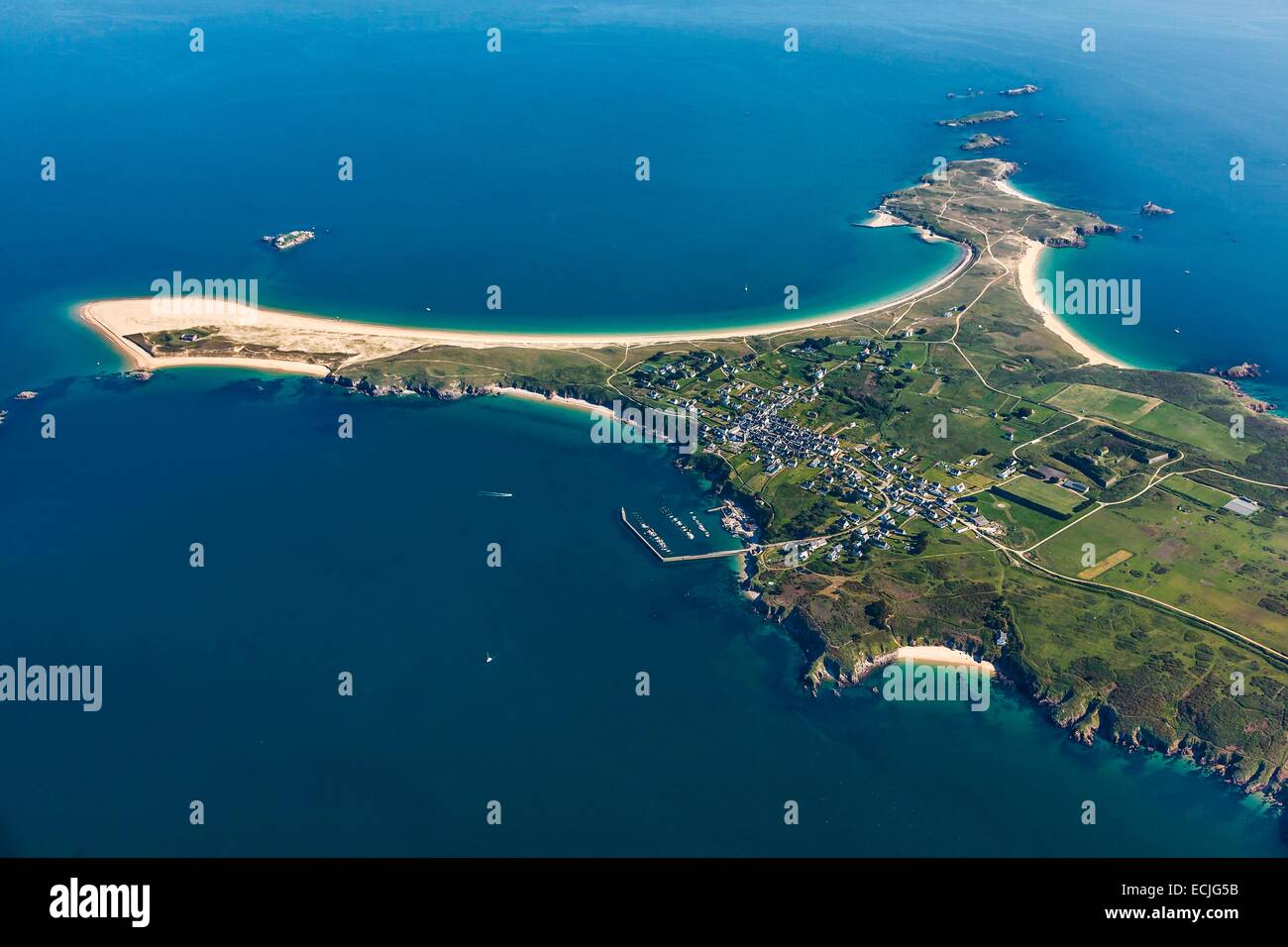 Francia, Morbihan, Houat isola, il villaggio di Saint Gildas Harbour e la pointe d'En Tal (vista aerea) Foto Stock