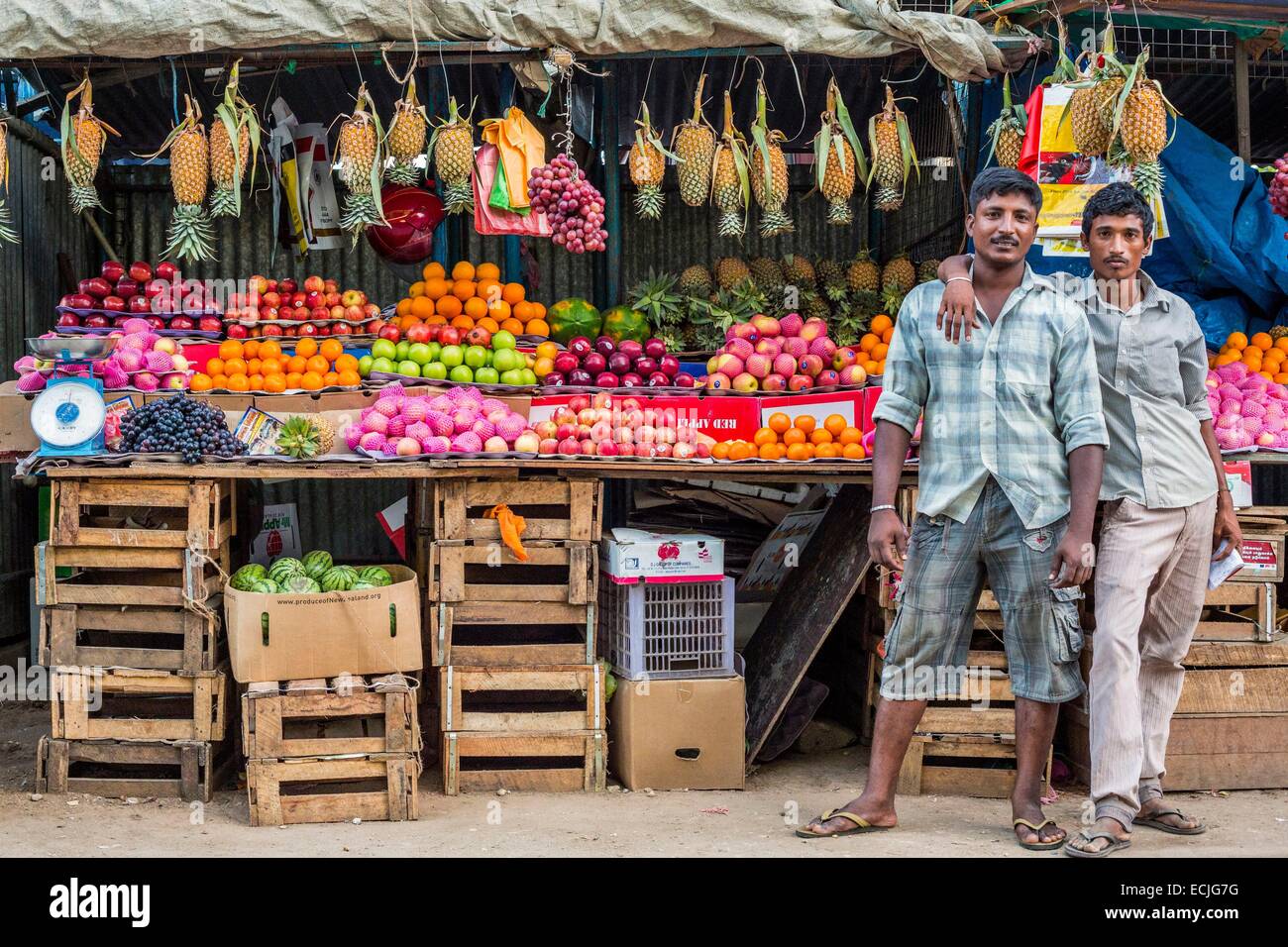 Sri Lanka, nella provincia settentrionale di Jaffna, frutta stand sul mercato Foto Stock