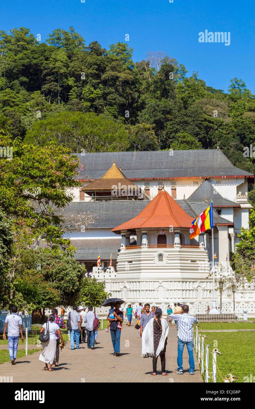 Sri Lanka, provincia centrale, Kandy, città sacra elencati come patrimonio mondiale dall' UNESCO, il tempio Buddista del Dente del Buddha (Sri Dalada Maligawa), il vialetto che conduce al tempio (l'inizio del XVIII secolo, che ospita una reliquia del Dente del Buddha Foto Stock