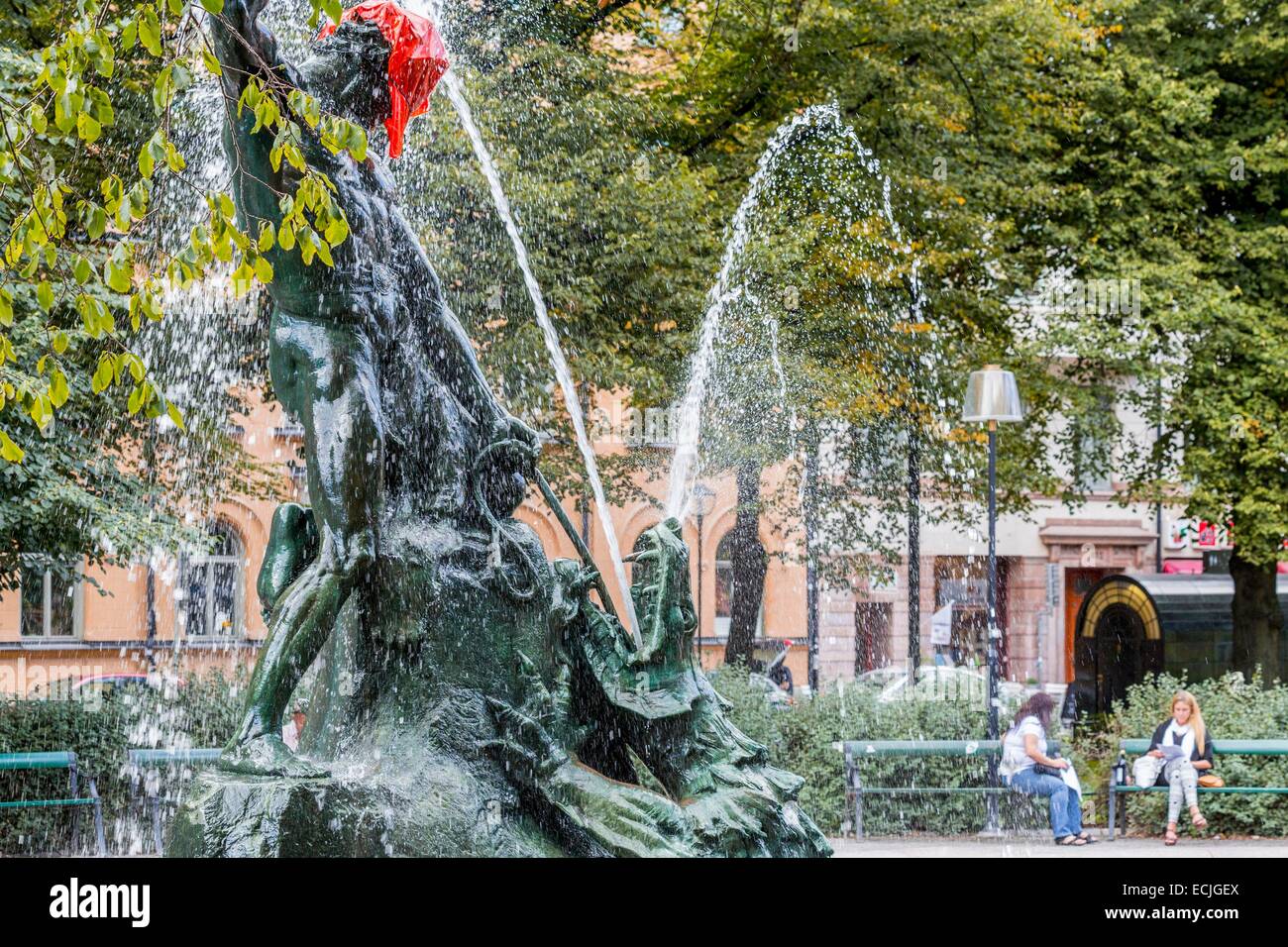 La Svezia, Stoccolma, Sodermalm district, Mariatorget fontana con una scultura di Anders Henrik Wissler che rappresenta il dio norvegese Thor rivolta verso il serpente marino Jormungand Foto Stock