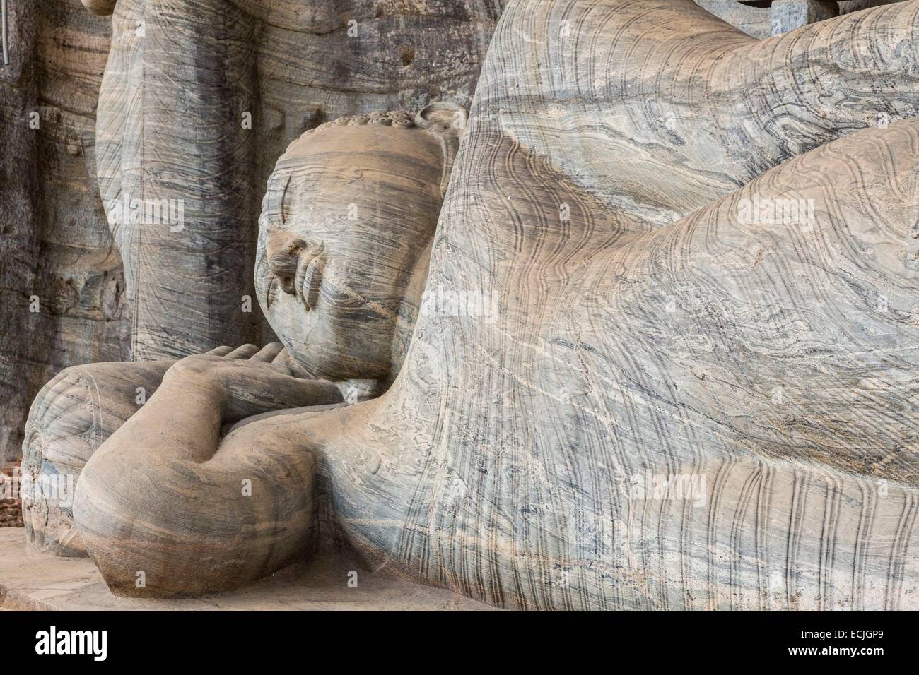 Sri Lanka, Nord provincia centrale, Polonnaruwa, ex capitale del paese (XI al XIII secolo) elencati come patrimonio mondiale dall' UNESCO, Vihariya Gal (Gal Vihara), il grande Buddha sdraiato raggiunto il Nirv 'na (15 metri di lunghezza) è stata scolpita nella roccia io Foto Stock