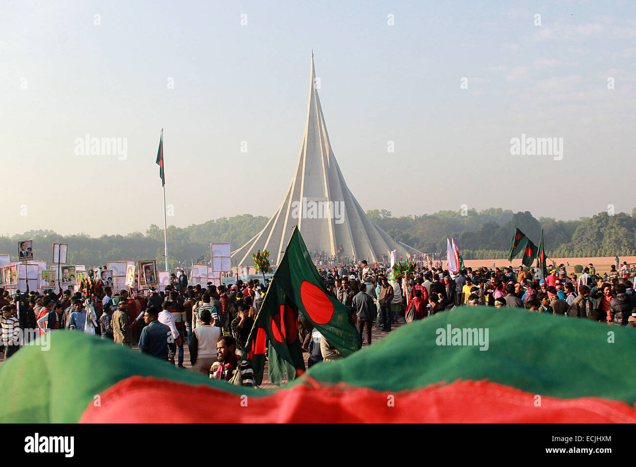 Dacca in Bangladesh. 16 dicembre, 2014. Popolo del Bangladesh affollano Mausoleo Nazionale in Savar, nella periferia di Dhaka, di pagare i tributi per la marcatura dei martiri la XLIV Giornata della vittoria. In questo giorno nel 1971 il paese ha ottenuto l'indipendenza dopo un periodo di nove mesi di lunga guerra di liberazione. Dacca in Bangladesh. 16/12/2014 La nazione celebra il 44º anniversario della sua gloriosa vittoria sul Pakistan le forze di occupazione nel 1971. Il 16 dicembre 1971 il paese ha ottenuto l'indipendenza come pure il nome del Bangladesh che è venuto dopo un periodo di nove mesi di guerra di liberazione. Foto Stock